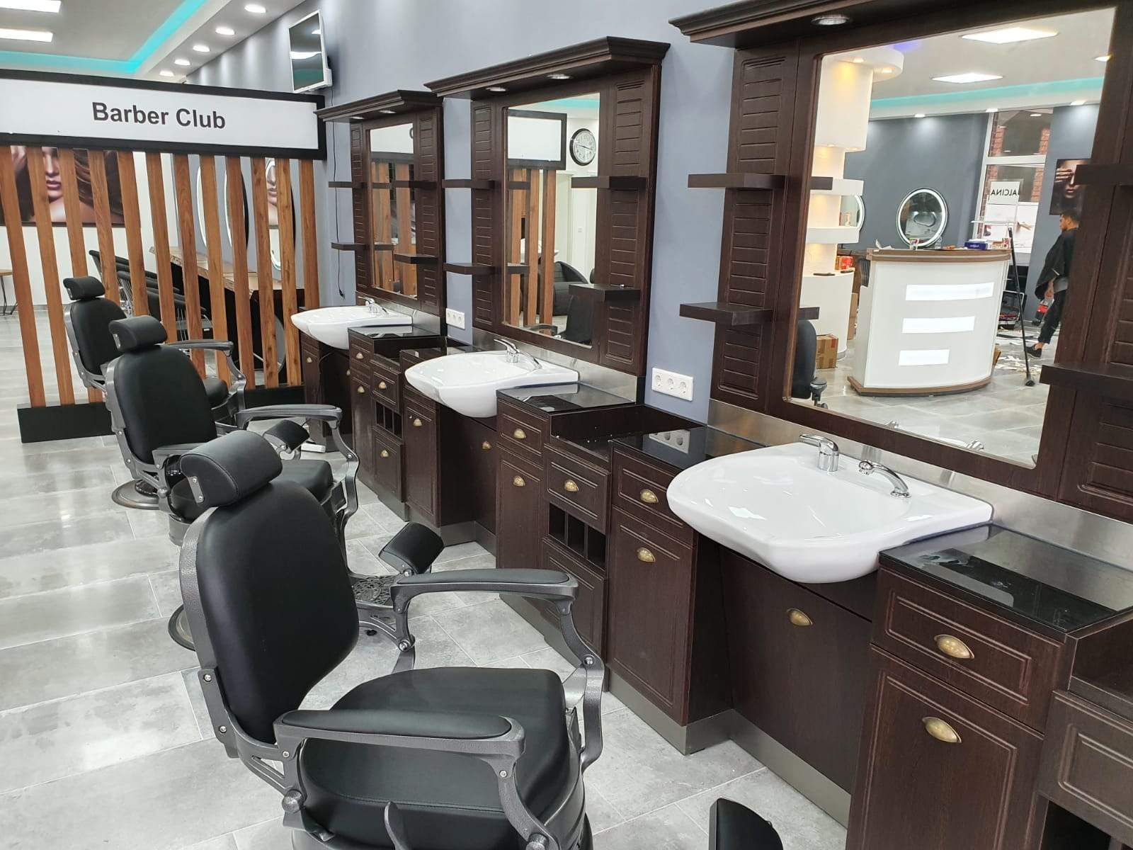 Classic Man Towel Cabinet